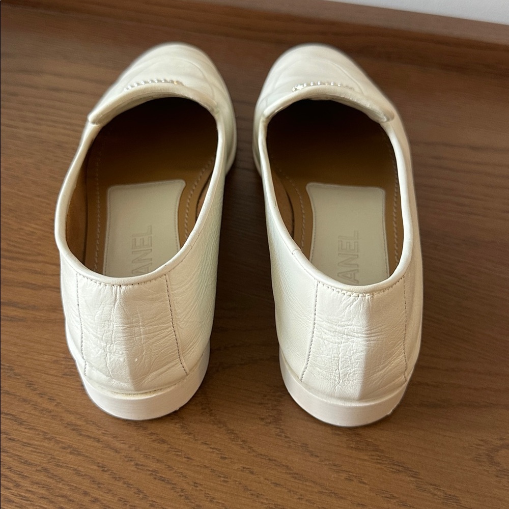 CHANEL Pearl CC logo White Leather Loafers - Picture 8 of 9
